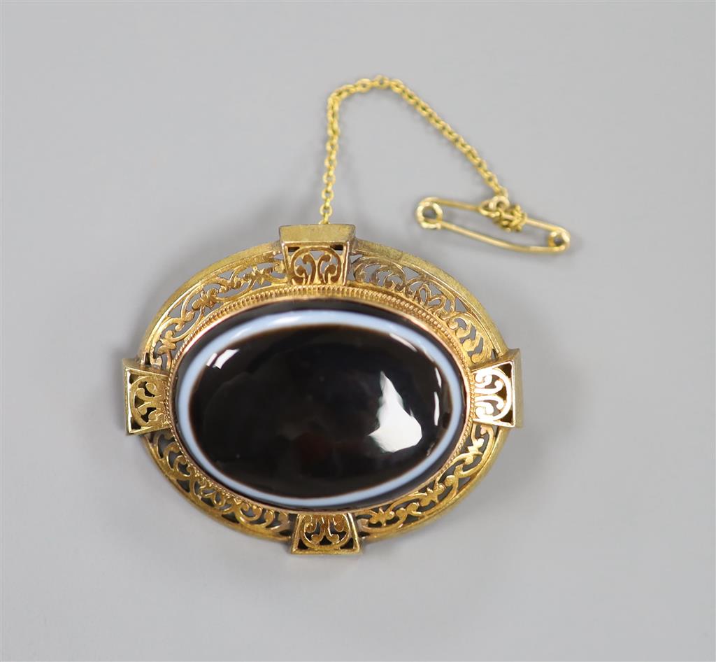 A Victorian pierced yellow metal and banded agate set oval mourning brooch
